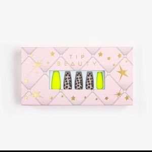Press on nails 8 different kinds comes with 24 nails and glue n cute case